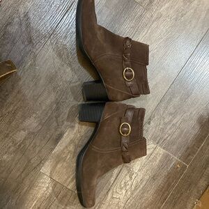 Clarks Nubtuck Leather Western Ankle Boots Size 9